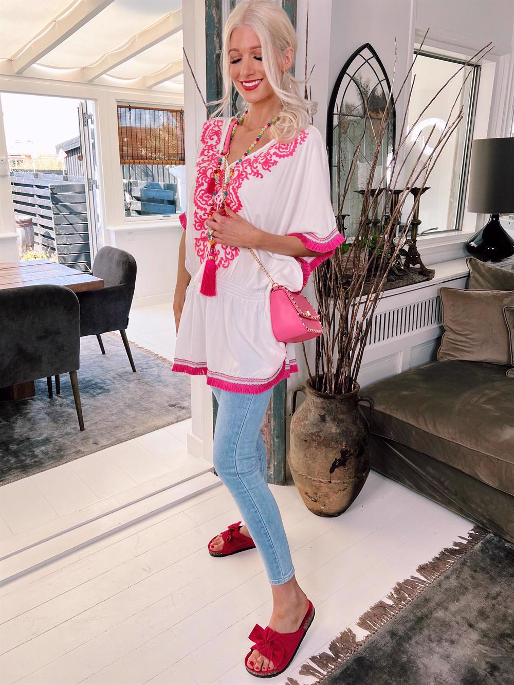 Irma - Hvid tunika med pink påsyet mønster og frynsekant